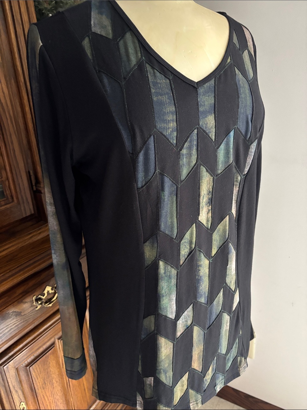 Source Unknown Black Long Sleeve V-Neck Top with Iridescent Chevron Panels